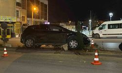 Karaman’da kontrolden çıkan otomobil refüje çıktı