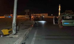 Karaman’da ticari taksi aydınlatma direğine çarptı