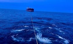 Kastamonu açıklarında isabet alan "Virat" isimli gemi Türkeli’ye çekiliyor