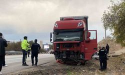 Kavşağa aşırı hızla girerek otomobil sürücüsünün ölümüne neden olan tır sürücüsü tutuklandı