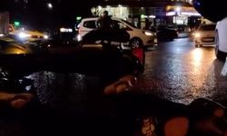 Kavşakta motosikletliye araba çarptı