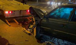 Kavşakta otomobile çarptı, karşı yola geçti: 2 yaralı