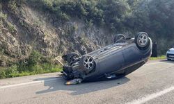 Kayalara çarpan otomobil takla attı, emniyet kemeri sayesinde kurtuldular