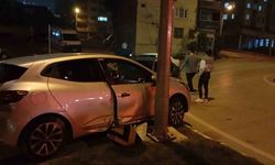 Kaza yapan otomobil refüje çarpıp durabildi