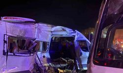 Kemalpaşa’da işçi servisleri çarpıştı: 15 yaralı