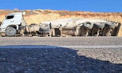 Kilis’te kamyon, tır ve beton mikseri çarpıştı