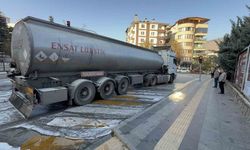 Kırmızı ışıkta bekleyen tırın tekerlekleri yandı; facia itfaiyenin hızlı müdahalesiyle önlendi