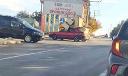 Koltuk takımını otomobiline yükleyen sürücü trafiği tehlikeye düşürdü