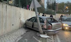 Kontrolden çıkan araç aydınlatma direğine çarpıp hurdaya döndü