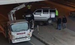 Kontrolden çıkan hafif ticari araç refüje çarptı: 1 yaralı