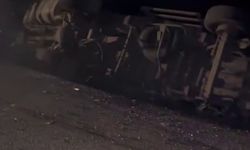 Kontrolden çıkan kamyon elektrik direğine çarparak devrildi, mahalle karanlığa büründü