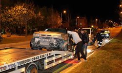 Kontrolden çıkan  otomobil önce kaldırıma sonra orta refüjdeki Yavaş levhasına çarptı