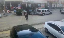 Kontrolden çıkan otomobil park halindeki araca çarptı: Temizlik işçisi son anda kurtuldu