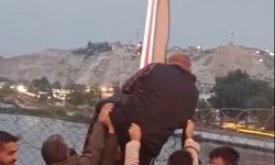 Köprüden atlamak isteyen kişiyi yoldan geçen sürücüler engelledi