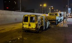 Küçükçekmece’de hafif ticari araç alev alev yandı