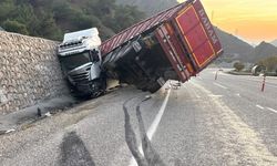 Malatya’da kontrolden çıkan tır istinat duvarına çarptı: 1 yaralı