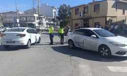 Manavgat’ta 2 otomobil kavşakta çarpıştı: 1 yaralı
