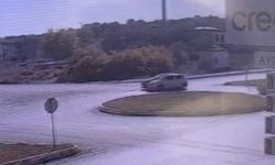 Manavgat’ta iki otomobilin kavşakta çarpışması kameraya yansıdı