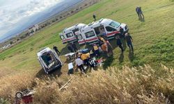 Manisa’da otomobil tarlaya uçtu: 1’i bebek 5 yaralı