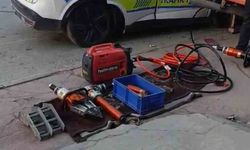 Manisa’nın Alaşehir ilçesinde Alaşehir - Sarıgöl yolu üzerinde trafik polisi aracının tıra çarpması sonucu bir polis şehit oldu biri de ağır yaralandı.