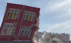 Mersin’de 2 katlı bina titreşimle yıkıldı