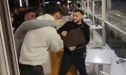 Mersin’de kafedeki kavgada yumruklar havada uçuştu