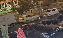 Metrelerce sürüklendi, kazayı yara almadan atlattı: O anlar kamerada