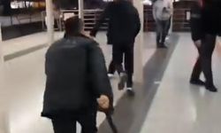 Metroda çıkan kavgada yumruklar havada uçuştu, kavgayı izleyen vatandaşlardan bazıları maç seyreder gibi o anları kayda aldı