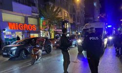 Motosiklet önce yayaya, sonra otomobile çarptı: 2 yaralı