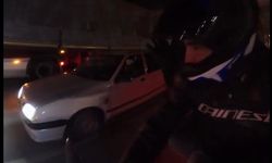 Motosiklete yandan çarpan araç, yoluna bir şey olmamış gibi devam etti