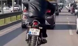 Motosikleti at sürer gibi sürdü
