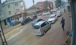 Bursa'da motosikletin devrildiği kaza anı kamerada: 1 yaralı