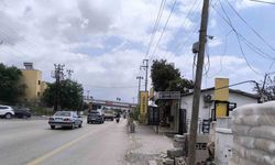 Motosikletin, dönüş yapmak isteyen otomobile ok gibi saplandığı anlar kameraya yansıdı