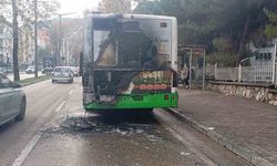 Otobüsün motor kısmı küle döndü, yolcular büyük panik yaşadı