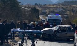 Otomobil hafif ticari araçla çarpıştı: 3 yaralı