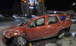 Otomobil yoldan çıkarak bariyerlere çarptı, 2 kişi yaralandı