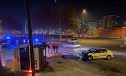 Otomobilin çarptığı servis yan yattı: 2 yaralı