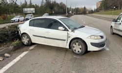 Otomobilin refüjde çarptığı kadınlara karşıdan gelen otomobil de çarptı: 1 ölü, 1 yaralı