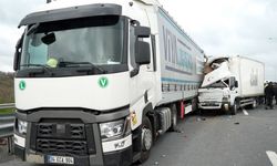 Otoyolda geri geri gelen tıra kamyonet çarptı: 1 ölü, 1 yaralı