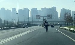 Otoyolda scooter ile tehlikeli yolculuk kamerada