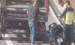 Otoyolda tehlikeli yolculuk kameralara yansıdı: Benzini biten motosikleti kamyonla çektiler