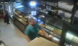 Pastanede dehşet anları: Elinde bıçakla müşterilere saldırdı