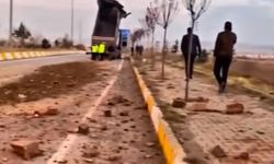 Patnos’ta damperi açık kalan tır kemere çarptı