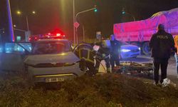 Porselen hammaddesi yüklü kamyon otomobille çarpıştı: 4 yaralı