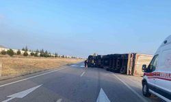 Saman yüklü tır devrildi