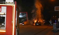 Samsun’da park halindeki otomobil yanarak kullanılamaz hale geldi