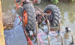 Samsun’da traktör sulama kanalına devrildi