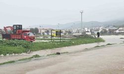 Selden etkilenen Dikili ve Foça’da su tahliye çalışmaları sürüyor