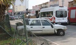 Serik’te yoldan çıkan otomobil bariyerlere çarparak durabildi