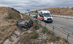 Seyir halindeki aracın çarptığı otomobil şarampole devrildi: 7 yaralı